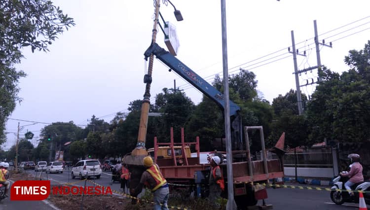 Dianggap Tak Layak Pakai, PJU dan Box Asmaul Husna di Jombang Dibongkar