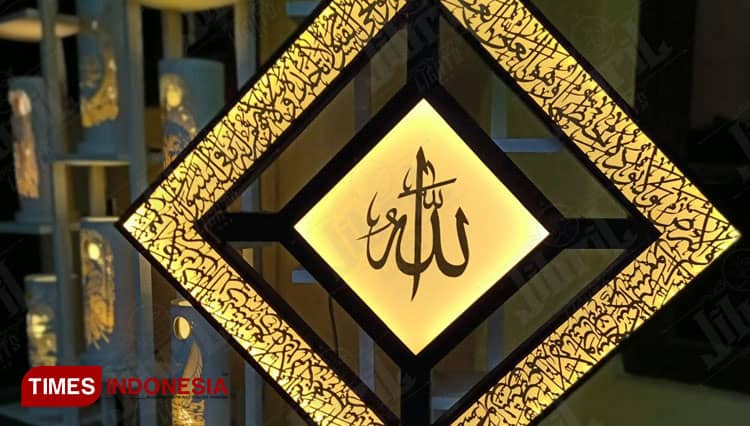 Paralon Bekas Diubah Jadi Lampu Hias Kaligrafi Bernilai Tinggi oleh Pemuda di Probolinggo