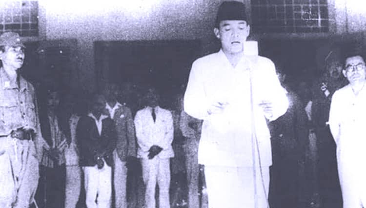Jelang Detik Proklamasi Kemerdekaan RI, Pemuda Sibuk Cari Mikropon dan Tiang Bendera