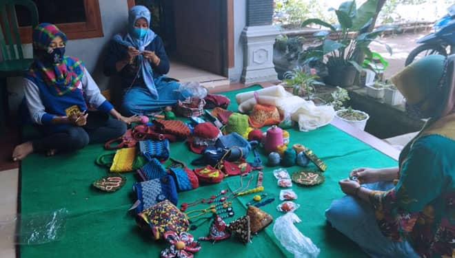 Isi Waktu Luang, Ibu-Ibu Supersekar Hasilkan Jutaan Rupiah dari Kerajinan Rajut