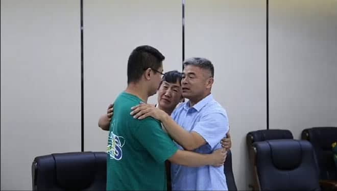 Seorang Bapak di China Temukan Kembali Anaknya yang Diculik Tahun 1997