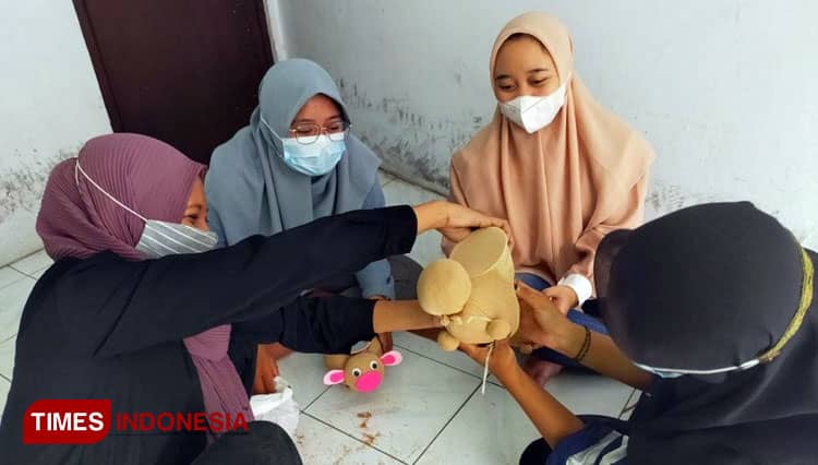 Tim PKMK Unipma Madiun Membuat Kreasi Light Character Potty Sawdust dari Serbuk Gergaji