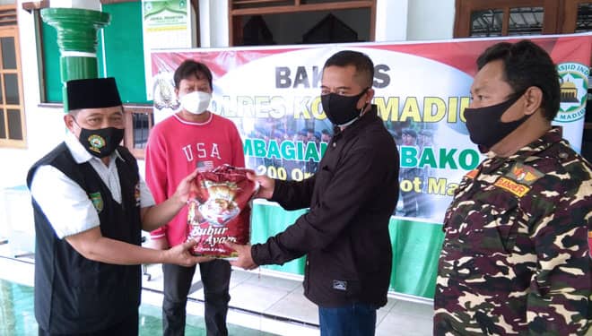 Peduli Warga Terdampak PPKM Darurat, DMI Kota Madiun Bagikan Ribuan Nasi Daging Kurban