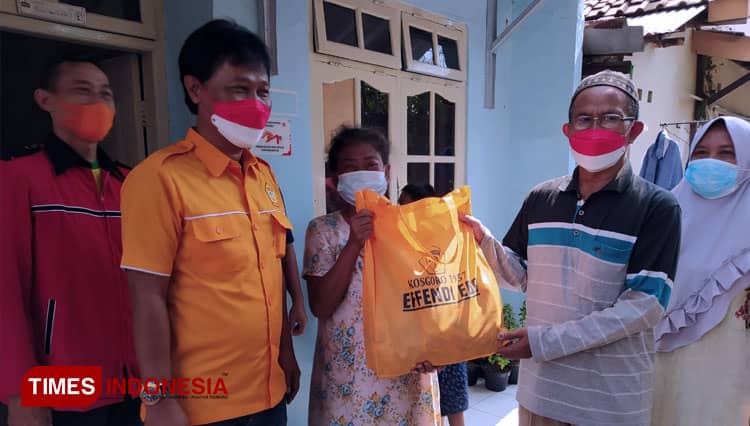 Kosgoro 1957 Kota Cirebon Bagikan Sembako se-RW