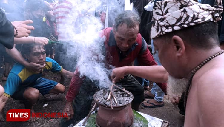 50 Orang Kerasukan Roh Leluhur, Ritual Adat Bersih Desa Aliyan Banyuwangi Digelar
