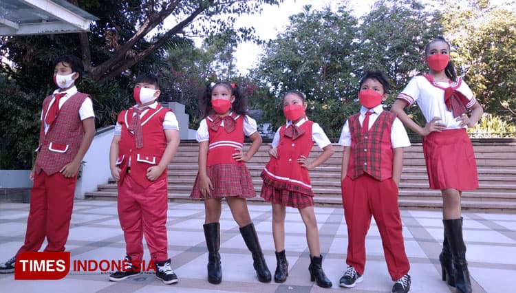 Lucu, Model Kecil Ini Kenakan Desain Busana Merah Putih Peringati HUT Ke-76 RI
