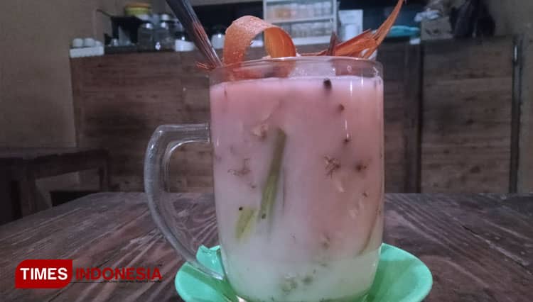 Wedang Uwuh dan Suasana Klasik Angkringan Tengtong Kendal Bikin Kepincut Kaum Milenial