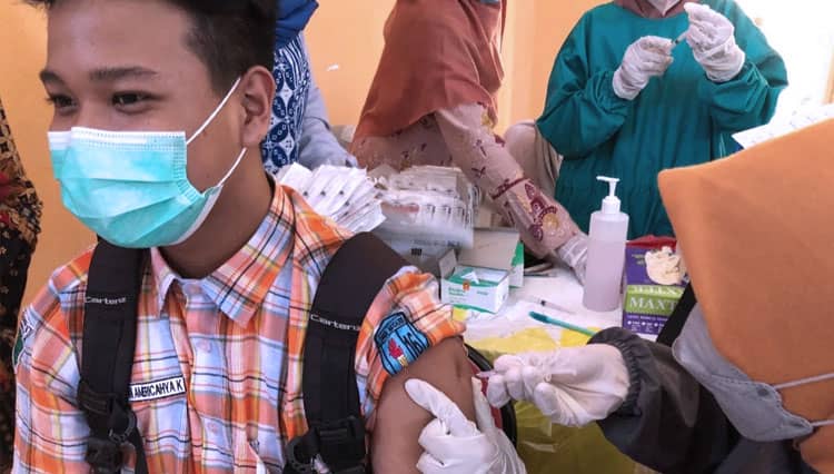 Pelajar SMAN 16 Surabaya Disuntik Vaksin Sinovac