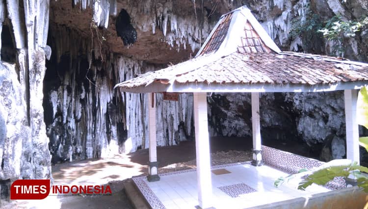 Goa Kalak Pacitan, Wisata Alam Bernuansa Religi dan Magis