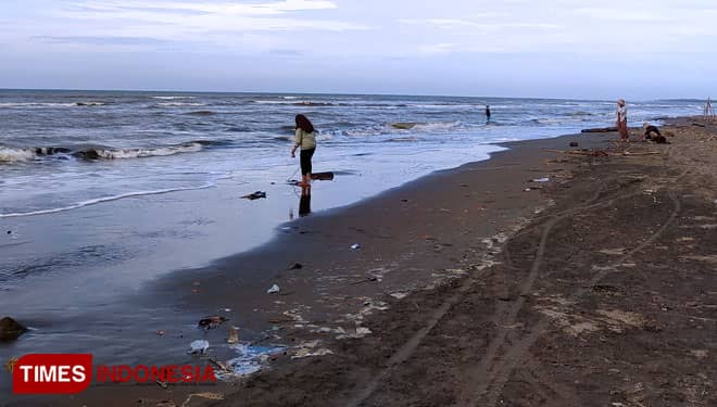 Selain Pemandangan Laut, Pantai Tiris Indramayu Menyimpan Sisi Mistis Sumur Gaib
