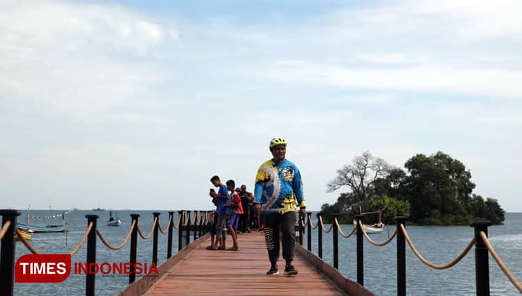 Panorama Pantai Klasik, Tanah Lot di Probolinggo