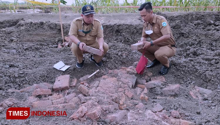 Warga Lamongan Temukan Batu Bata yang Diduga Benda Kuno
