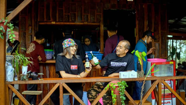 Cafe Alas Pacet Tempat Nongkrong Sejuk di Hutan Pinus