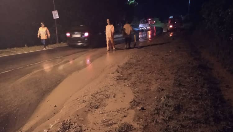 Saluran Mampet, Air Selokan Meluap ke Jalan Raya