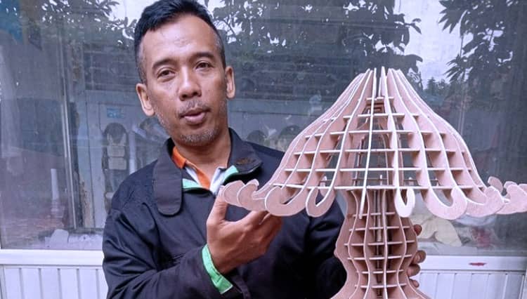 Hebat, Pria di Indramayu Ini Sulap Limbah Kayu Jadi Kerajinan Bernilai Jual Tinggi