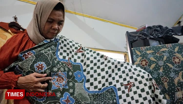 Batik Cabe, Karya Pengrajin Batik Merespon Kekayaan Lokal Mojokerto