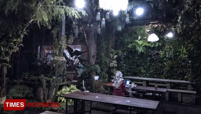 Makan dan Ngopi di Kebun ala Carik Cenik Cafe and Resto