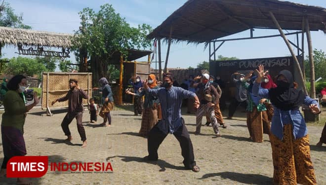 Mulai Buka Lagi, Pedagang Pasar Pundensari Madiun Kompak Menari