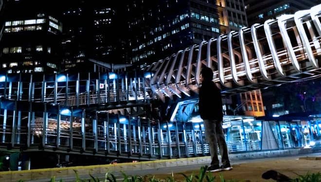 Megah dan Instagrammable, JPO GBK Jadi Spot Foto Anak Muda Ibu Kota