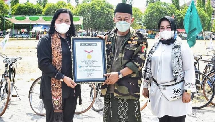 Pengendara Sepeda Onthel Bersarung di Ponorogo Cetak Rekor MURI