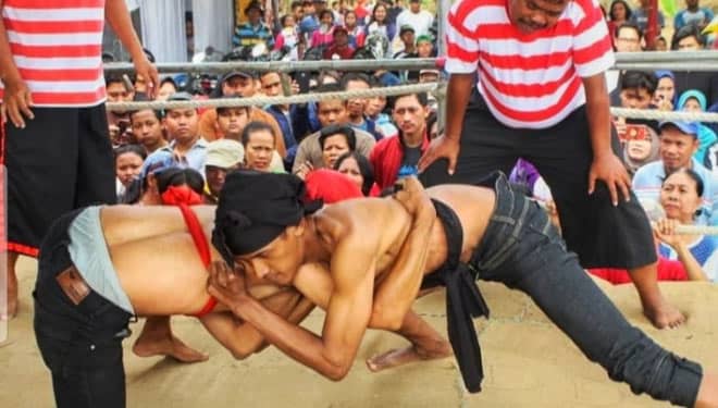 Tradisi Gulat Okol di Gresik Masuk Warisan Budaya Tak Benda