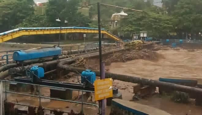 Jembatan Sengkaling Putus Akibat Banjir Bandang