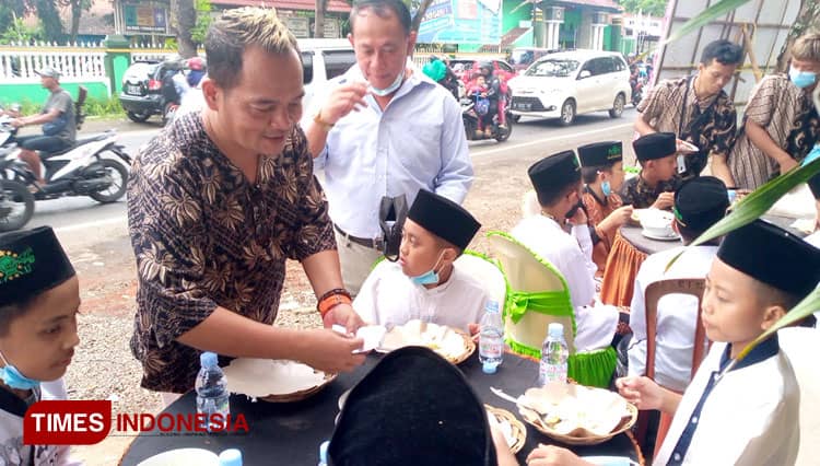 Launching Warung Sate, Sang Owner Santuni Anak Yatim dan Abang Becak di Banjarnegara