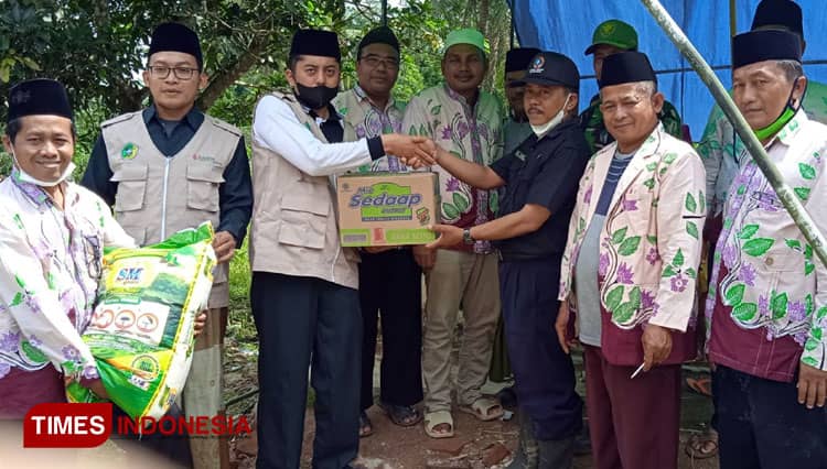 Alumni dan Lembaga Sosial Ponpes Darussalam Blokagung Bantu Korban Banjir Kandangan