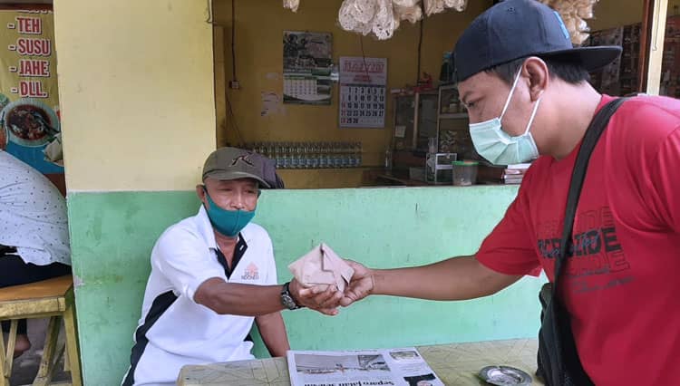 Komunitas Berbagi Lamongan Bagikan Nasi Bungkus Sembari Ajak Jaga Prokes