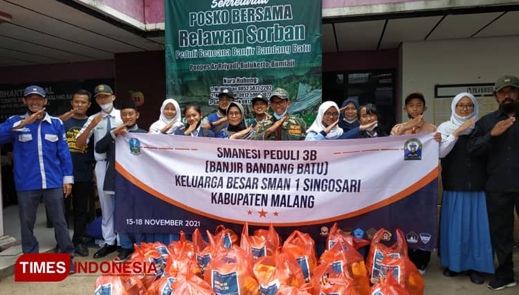 Siswa dan Guru SMANESI Bantu Korban Banjir Bandang
