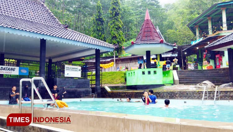 Sensasi Mandi di Banyu Anget Pacitan yang Bikin Betah Wisatawan