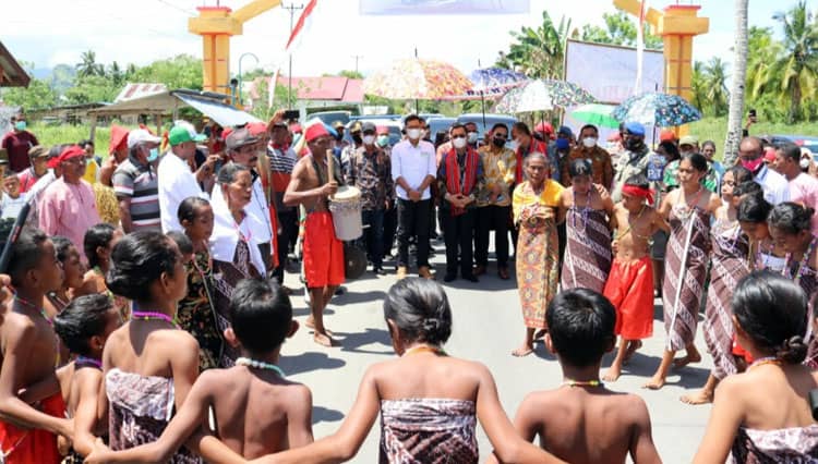 Mengenal Tradisi Panas Pela di Desa Waraloin, Seperti Apa?