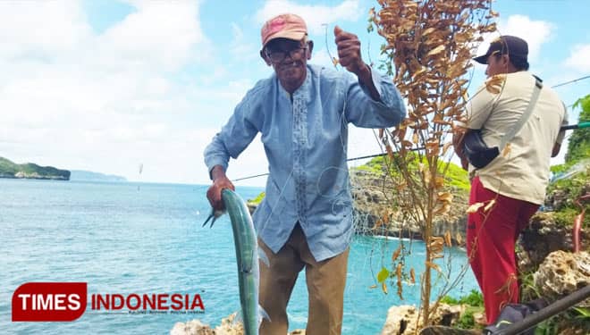 Merasakan Sensasi Ekstrem Memancing di Pantai Srau Pacitan