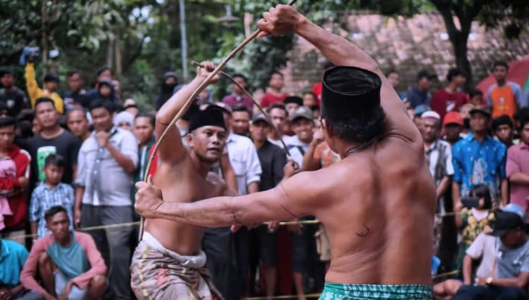 Budaya Tradisional Ojung Meriahkan Selamatan Desa Gugur Gunung di Cermee Bondowoso