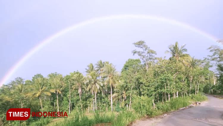 Wow, Ada Pelangi Indah di Langit Pacitan