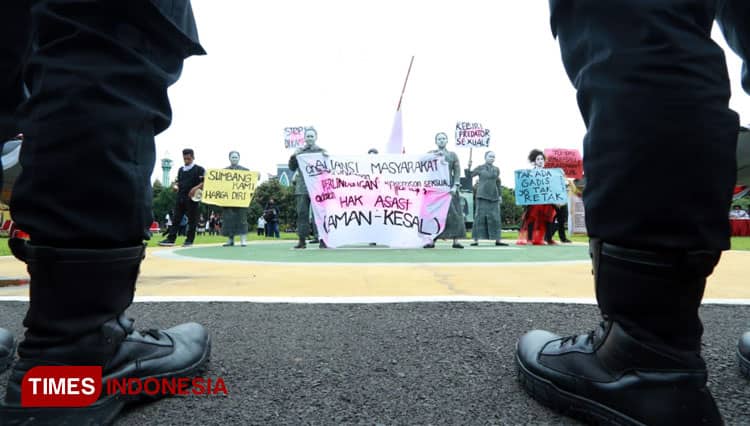 Lomba Orasi, Sepuluh Orang Bentangkan Poster Kritikan di Depan Polda Jatim