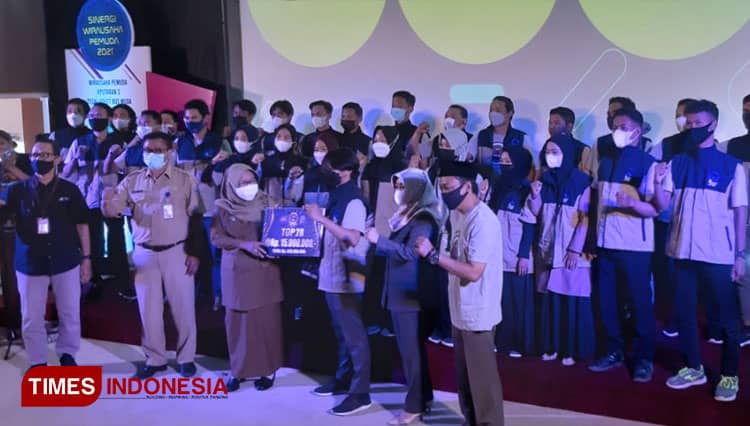 Bupati Tegal Beri Anugerah TOP 28 Wirausaha Pemuda 2021