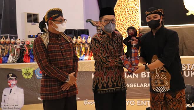 Dalang Ki Haryo Entus Susmono Sosialiasasi Cukai Lewat Wayang Kulit