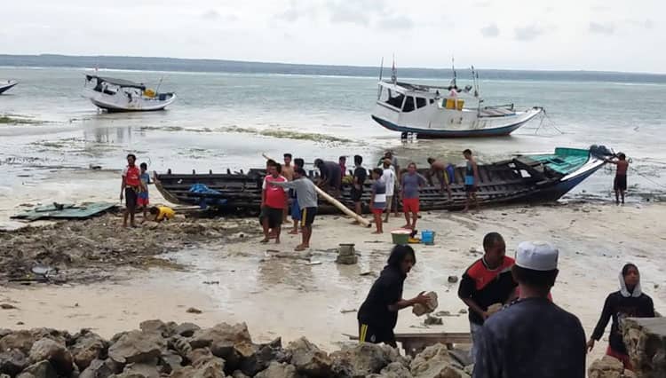Ombak Besar Terjang Pesisir Pulau Talango Aeng Sumenep, Porak Porandakan Bangunan Milik Warga