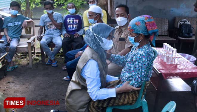 Bupati Blitar Tak Kuasa Bendung Air Mata Saat Sambangi Pengungsi Semeru