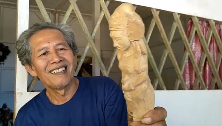 Hasil Kerajinan Tangan Seni Ukir Warga Pangandaran Diminati Turis Asing