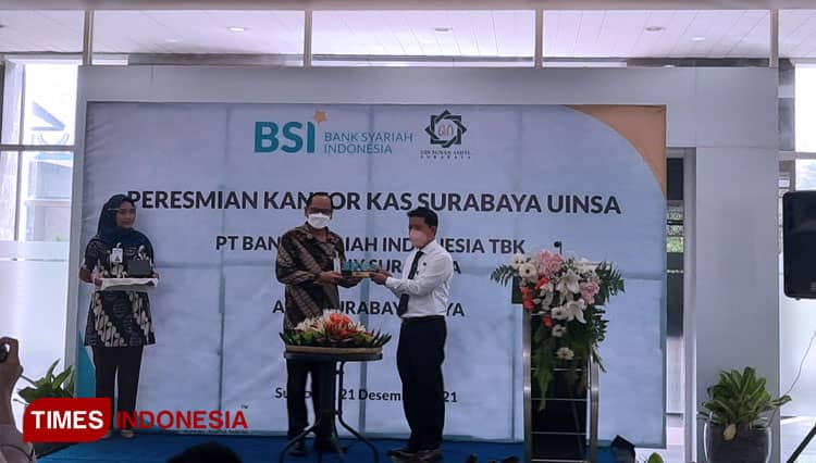 Buka Kantor Kas di UINSA, BSI Beri Beasiswa 10 Mahasiswa Berprestasi