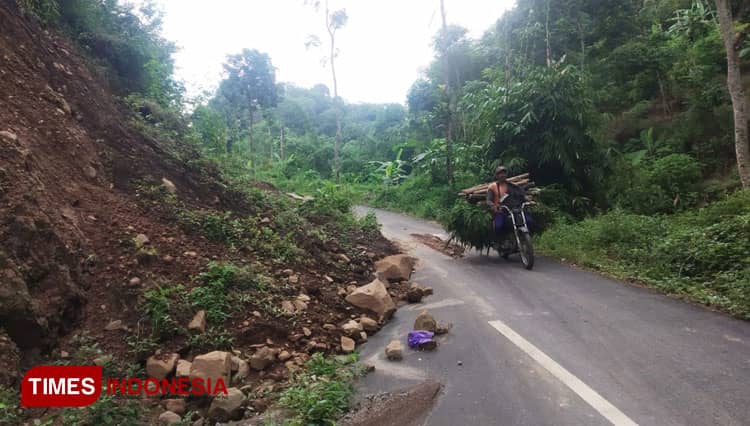 Kondisi Terkini Jalan Tembus Kare-Ngebel, Beberapa Titik Rawan Longsor