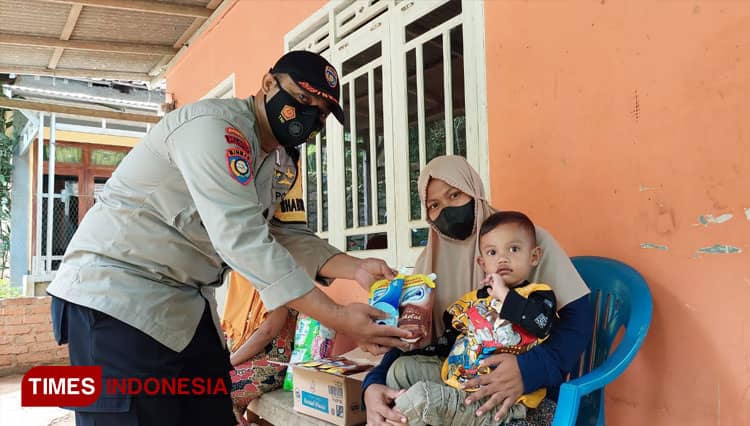 Jelang Pengamanan Tahun Baru, Pak Bhabin di Pacitan Sempatkan Berbagi dengan Bocah Jantung Bocor