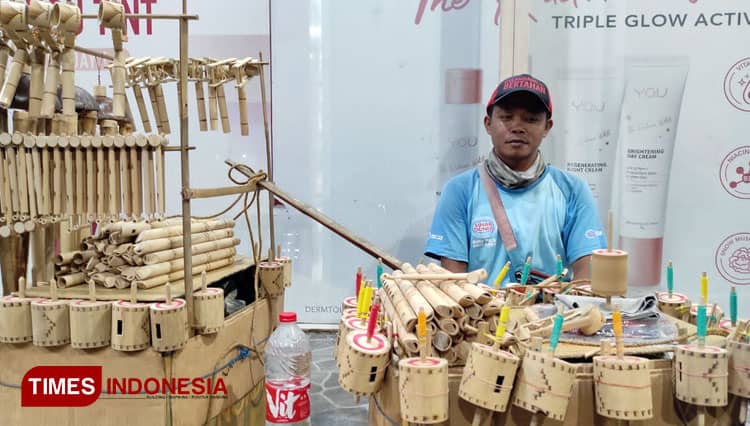 Keuletan Kimin, Pedagang Permainan Tradisional Berbahan Bambu di Kota Blora