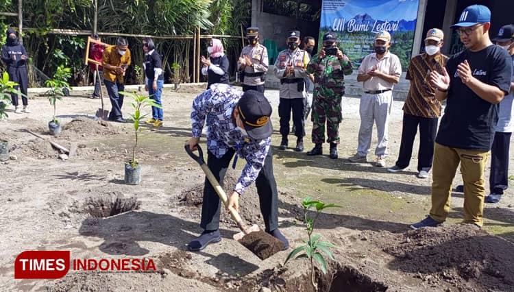 Dukung Desa Wisata Sempu, IKA UII Sleman Tanam 650 Pohon Buah