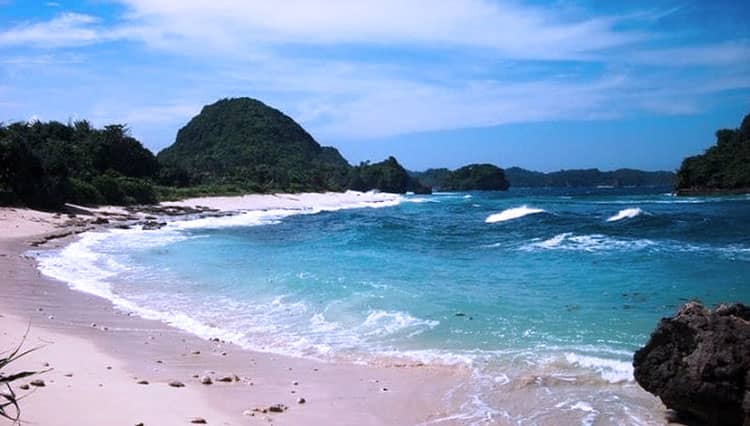 Ini Daftar Keunikan Pantai Goa Cina Malang