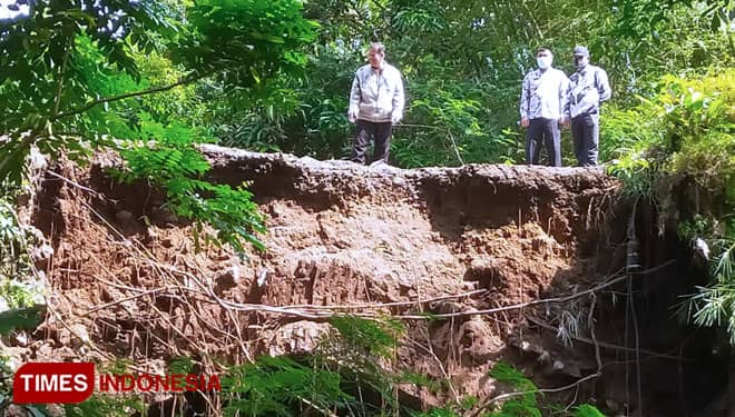 Longsor Terjadi di Jembatan Rompe, Penghubung Dua Desa di Tasikmalaya