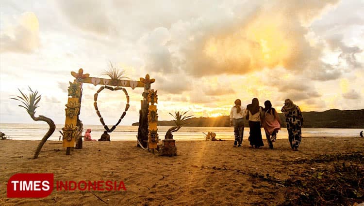 Pancer Door, Pantai di Pacitan yang Pas untuk Berburu Sunset