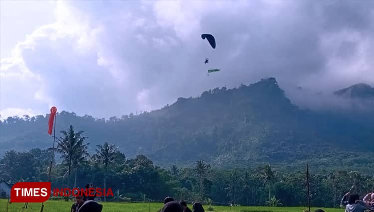 Keren, Banyuwangi Kini Punya Wisata Paralayang